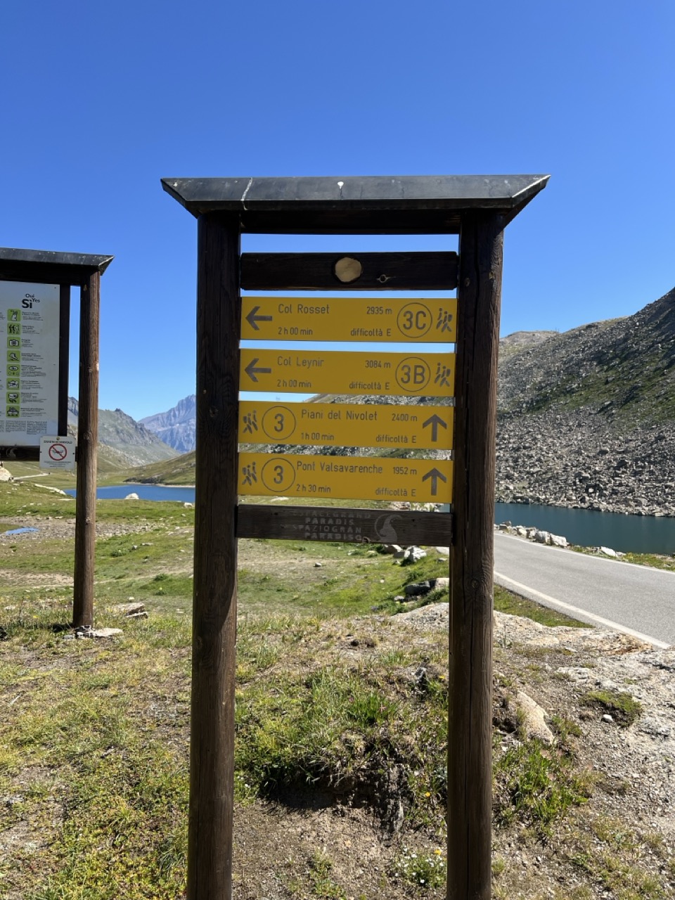 Dal 4 luglio 2026 accessi regolati al Colle del Nivolet: 10 euro per auto e moto, limite di 350 veicoli al giorno e navette gratuite. Una scelta che cambia il rapporto tra turismo e montagna.